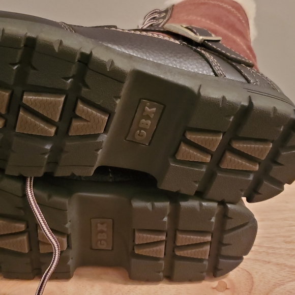 Brand new GBX Suede and Leather Duck Snow Boots